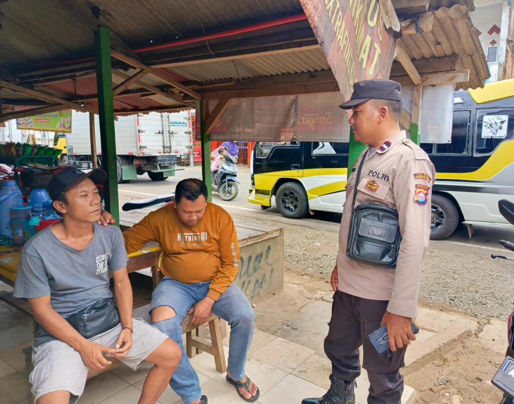 Polsek Cibaliung Terus Memperkuat Hubungan dengan Masyarakat Melalui Sambang Door to Door 8 WhatsApp Image 2024 04 24 at 18.30.42