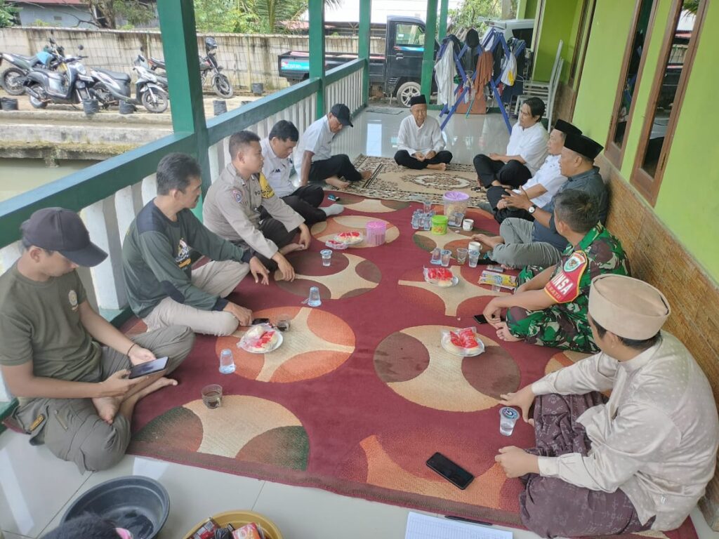 Bhabinkamtibmas Polsek Pandeglang Sambangi Warga RW.07 dalam Kegiatan Halal Bihalal dan Silaturahmi 6 WhatsApp Image 2024 04 24 at 18.46.31