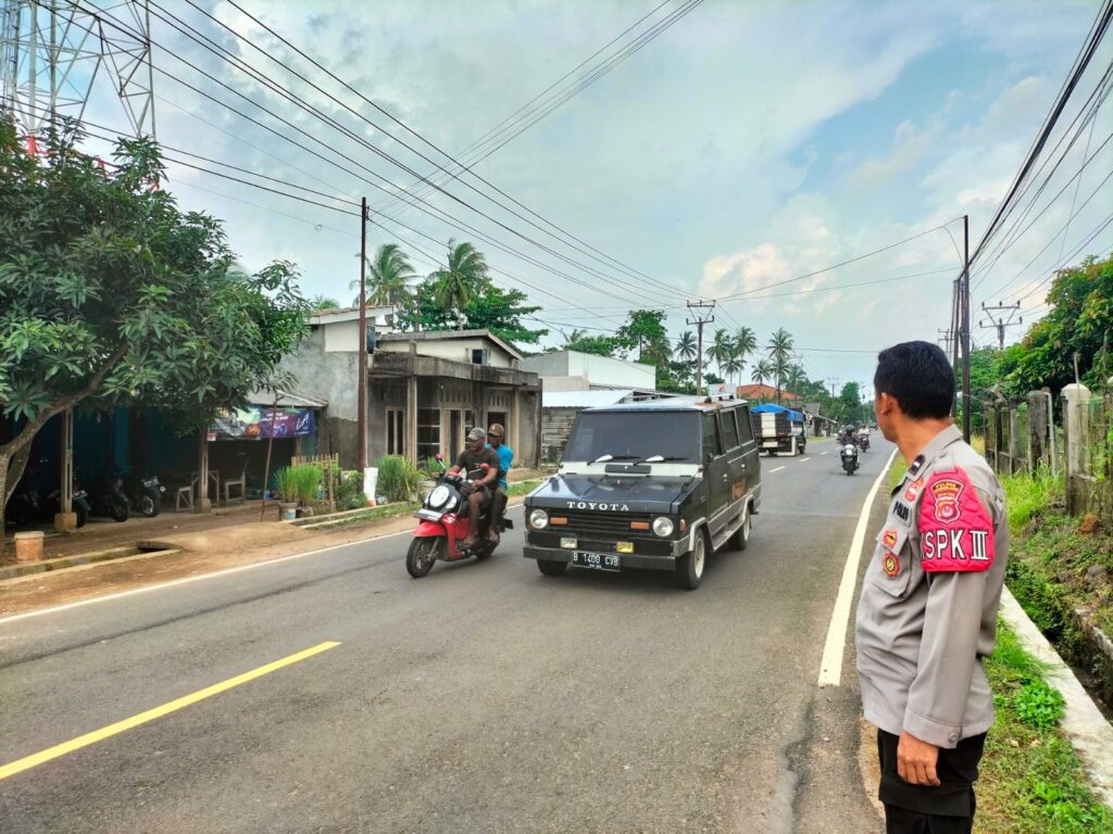 Polsek Panimbang Memastikan Kelancaran Berlalu Lintas Menuju Tempat Wisata Pantai 5 WhatsApp Image 2024 04 24 at 19.09.03