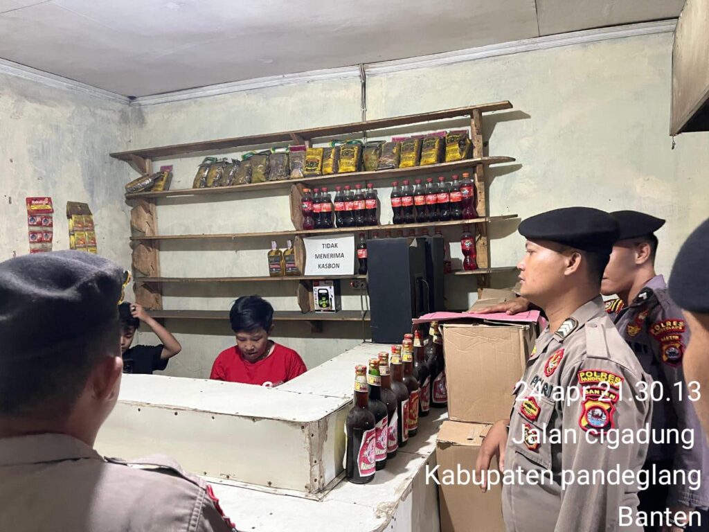 Operasi Pekat Sat Samapta Polres Pandeglang: Mencegah Kriminalitas dan Menjaga Ketertiban Masyarakat 3 WhatsApp Image 2024 04 25 at 01.52.32