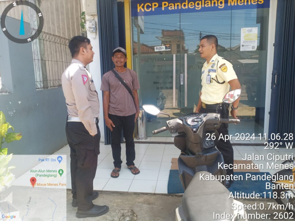 Polsek Menes Polres Pandeglang Lakukan Pengecekan Mesin ATM untuk Antisipasi Skimming Kartu Debit 4 WhatsApp Image 2024 04 26 at 13.27.53