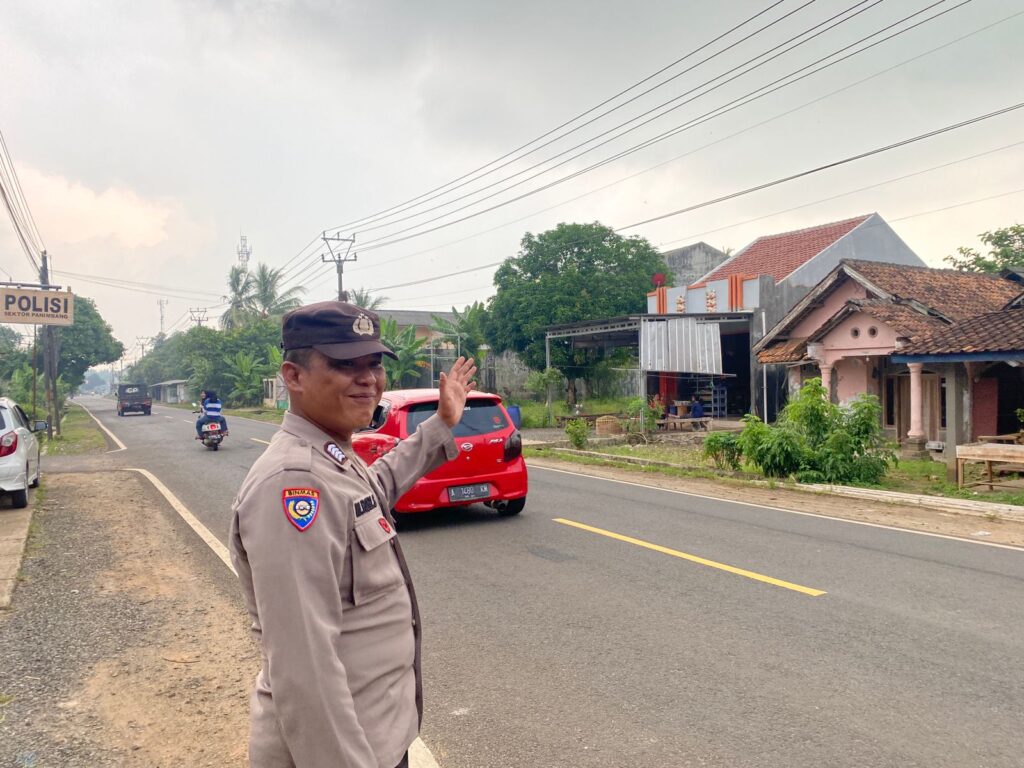 Polsek Panimbang Berikan Rasa Aman dan Kelancaran Berlalulintas bagi Pengguna Jalan Raya dengan Giat Pengaturan Lalu Lintas 10 WhatsApp Image 2024 04 26 at 19.48.41