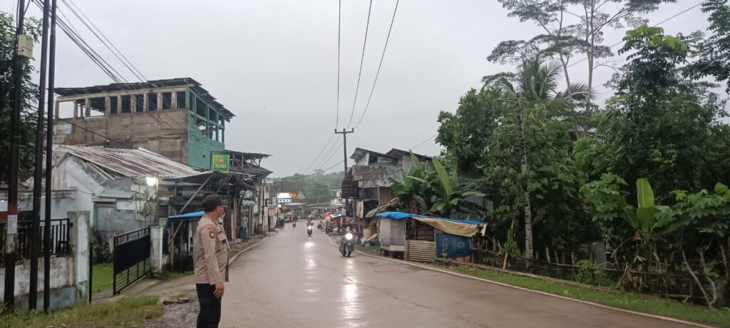 Personel Polsek Munjul Lakukan Kegiatan Pengaturan Lalulintas untuk Antisipasi Kemacetan dan Kecelakaan Lalu Lintas 9 WhatsApp Image 2024 04 26 at 20.39.42