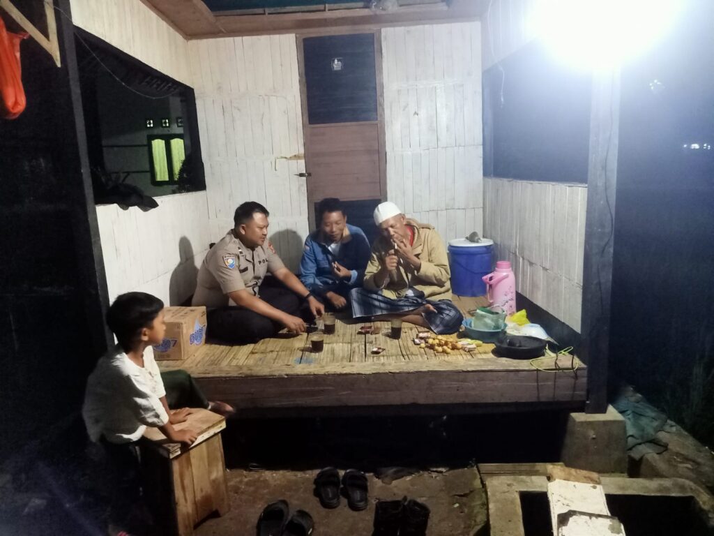 Bhabinkamtibmas Polsek Cadasari Lakukan Kunjungan ke Kelompok Ronda Malam untuk Tingkatkan Keamanan Lingkungan 2 WhatsApp Image 2024 04 26 at 21.02.04