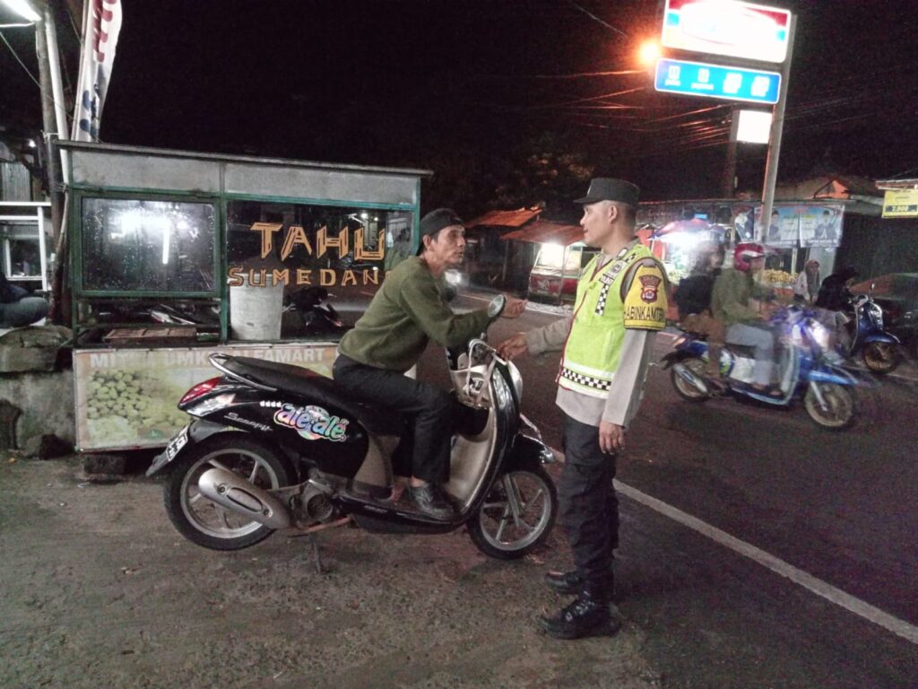 Petugas Piket Polsek Cikedal Lakukan Patroli Malam untuk Antisipasi Kejahatan Jalan 10 WhatsApp Image 2024 04 27 at 06.04.11