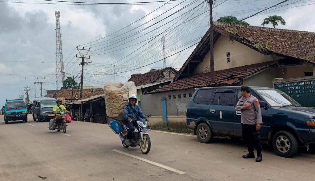 Polsek Bojong Polres Pandeglang Lakukan Pengaturan Arus Lalulintas di Jalur Pasar Bojong 1 WhatsApp Image 2024 04 27 at 08.53.30
