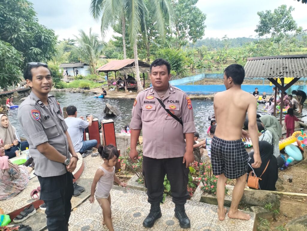 Anggota Polsek Pulosari Gelar Kegiatan Sambang KRYD untuk Mencegah Gangguan Kamtibmas dan Sosialisasi Prokes Covid-19 7 WhatsApp Image 2024 04 27 at 20.42.55
