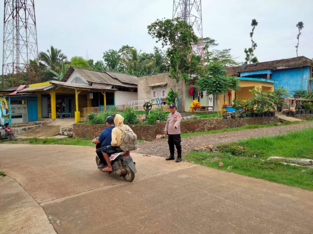 Personil Polsek Patia Rutin Melaksanakan Pelayanan Pengaturan Lalulintas untuk Menjamin Arus Lalu Lintas Lancar dan Kamtibmas yang Aman 8 WhatsApp Image 2024 04 27 at 20.53.21