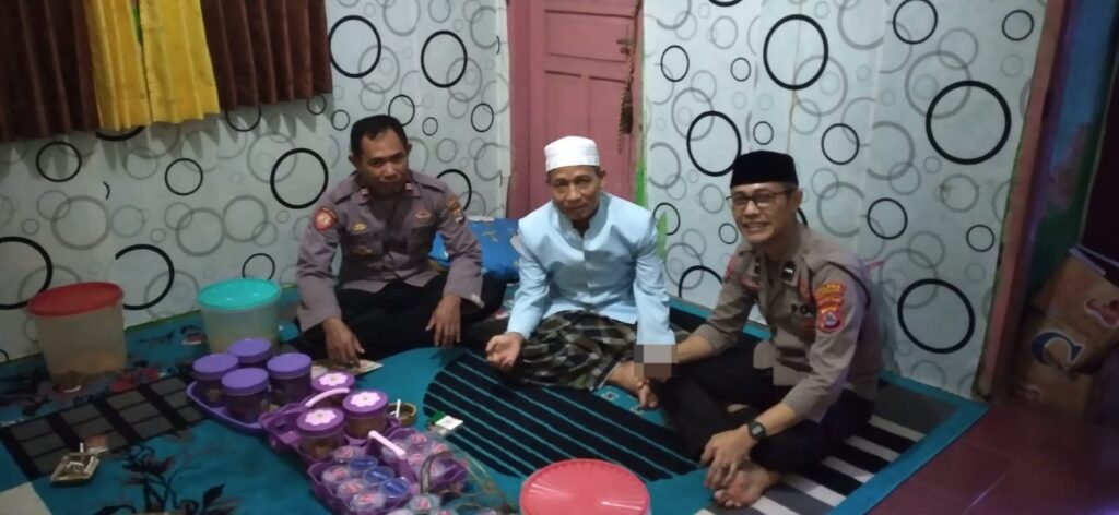 Bhabinkamtibmas Polsek Cadasari Sambangi Tokoh Agama dalam Upaya Mempertahankan Ketertiban dan Keamanan Lingkungan 9 WhatsApp Image 2024 04 27 at 20.56.53