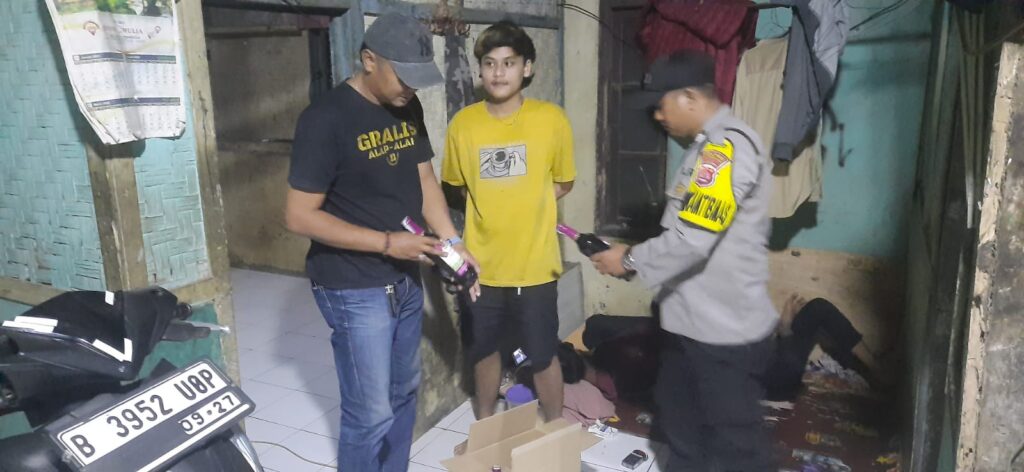 Polsek Picung Gelar Patroli KRYD dan Berhasil Mengamankan Minuman Keras 10 WhatsApp Image 2024 04 28 at 09.36.17