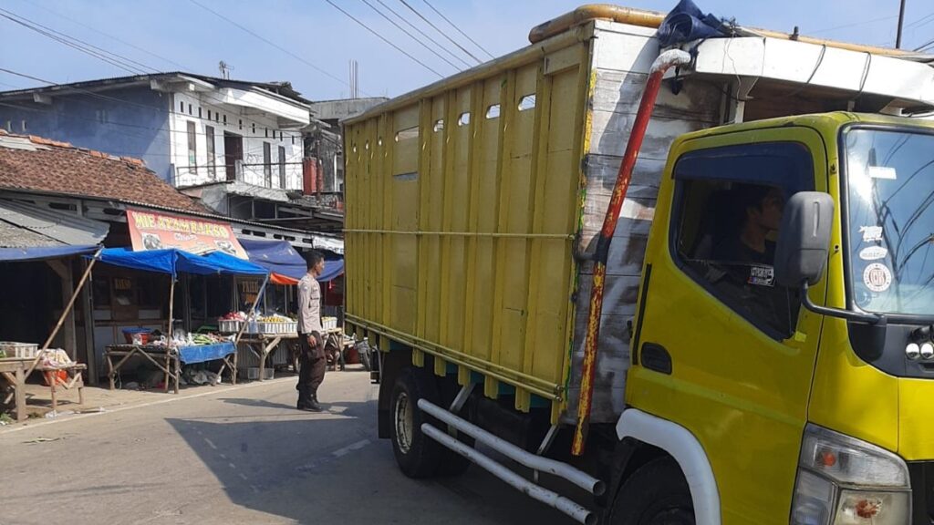 Polsek Bojong Polres Pandeglang Terus Lakukan Pengaturan Lalulintas di Jalan Raya Saketi - Munjul 6 WhatsApp Image 2024 04 28 at 14.11.50