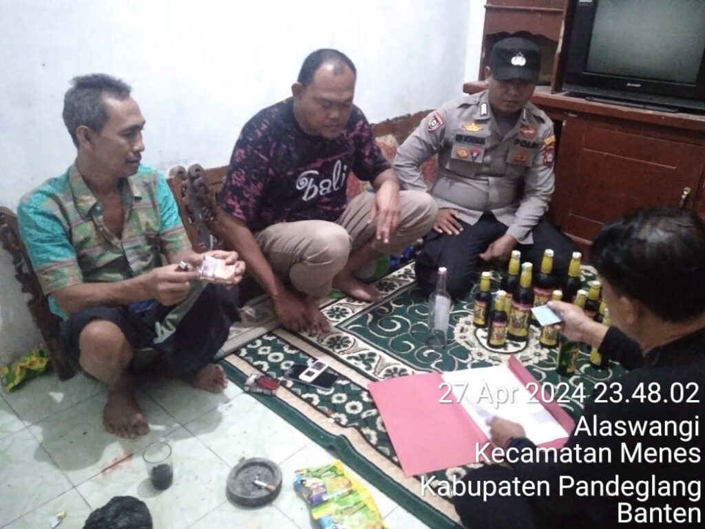 Polsek Menes Lakukan Operasi Penyakit Masyarakat (Pekat) untuk Tekan Angka Kriminalitas 9 WhatsApp Image 2024 04 28 at 17.48.37