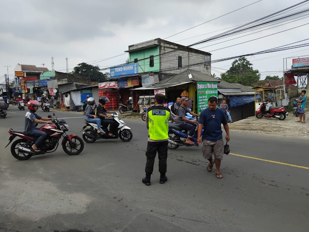 Polsek Cadasari Menerapkan Pengaturan Lalu Lintas untuk Menjamin Kelancaran dan Keselamatan di Depan Pasar Cadasari 2 WhatsApp Image 2024 04 28 at 18.13.39