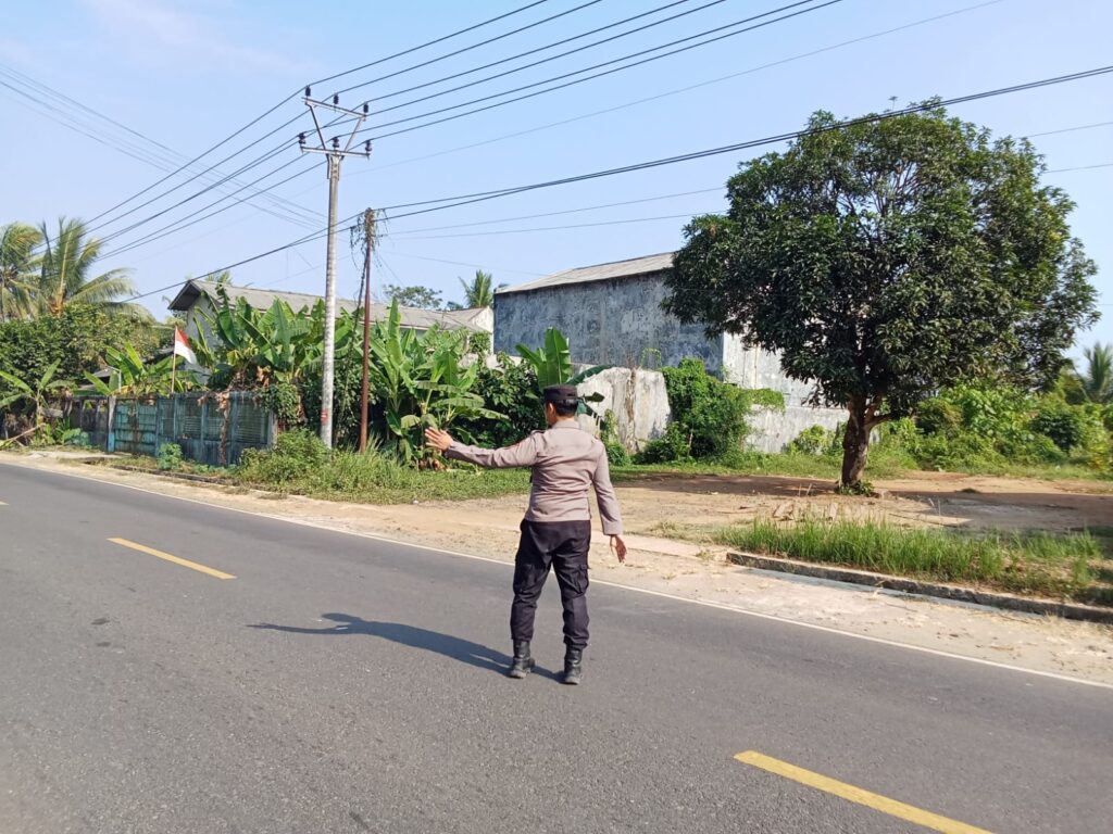 Polsek Panimbang Menyelenggarakan Pengaturan Lalu Lintas Demi Kelancaran dan Keselamatan Pengguna Jalan 3 WhatsApp Image 2024 04 28 at 18.35.42