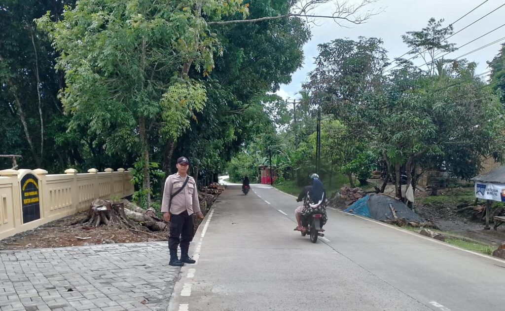 Berikan Pelayanan Kepada Masyarakat Anggota Piket Polsek Angsana Rutin Lakukan Pengaturan Lalu lintas 5 WhatsApp Image 2024 04 28 at 18.57.18