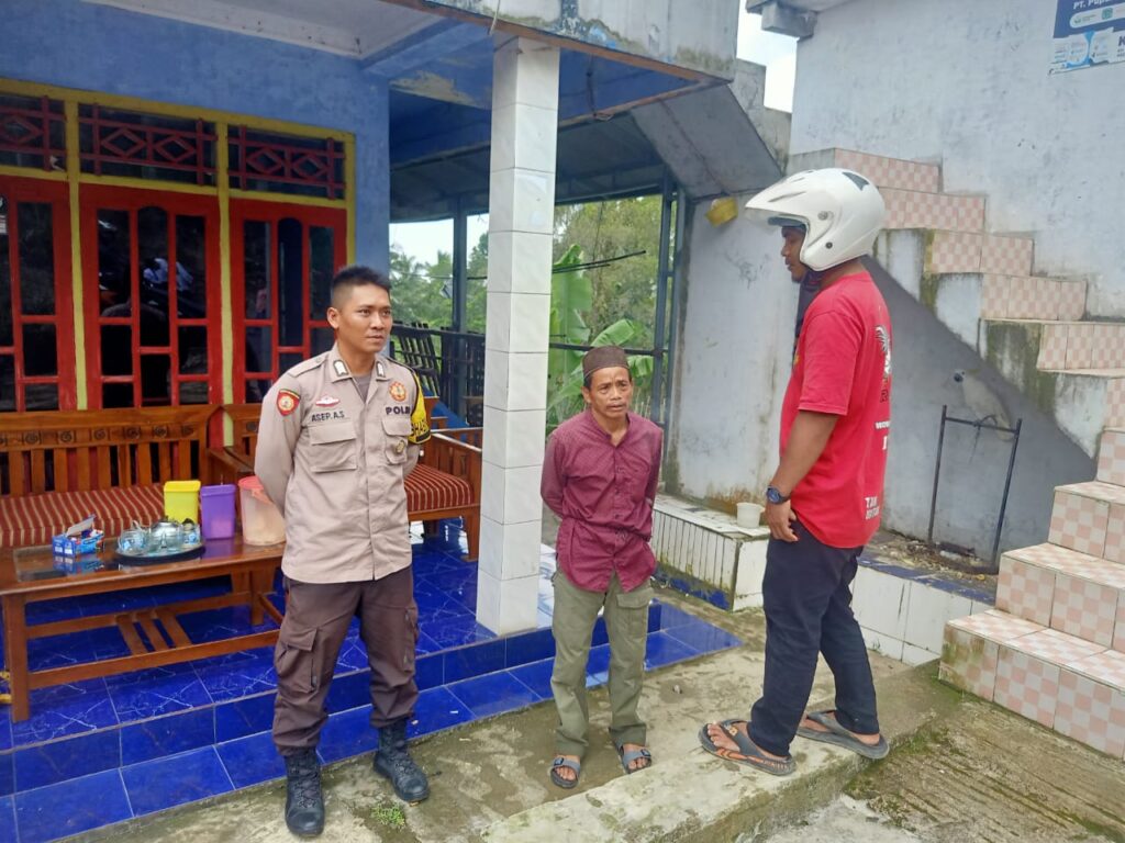 Bhabinkamtibmas Polsek Cadasari Tingkatkan Kedekatan dengan Masyarakat 9 WhatsApp Image 2024 04 28 at 20.46.39