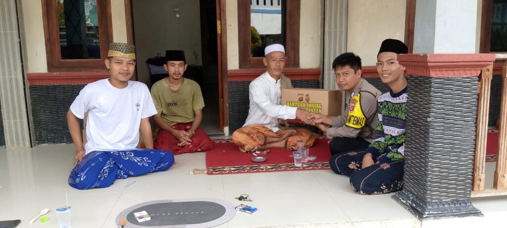 Bhabinkamtibmas Polsek Pandeglang Salurkan Bantuan Sembako dari Kapolda Banten ke Ponpes Al Barokah 5 WhatsApp Image 2024 04 28 at 22.17.13