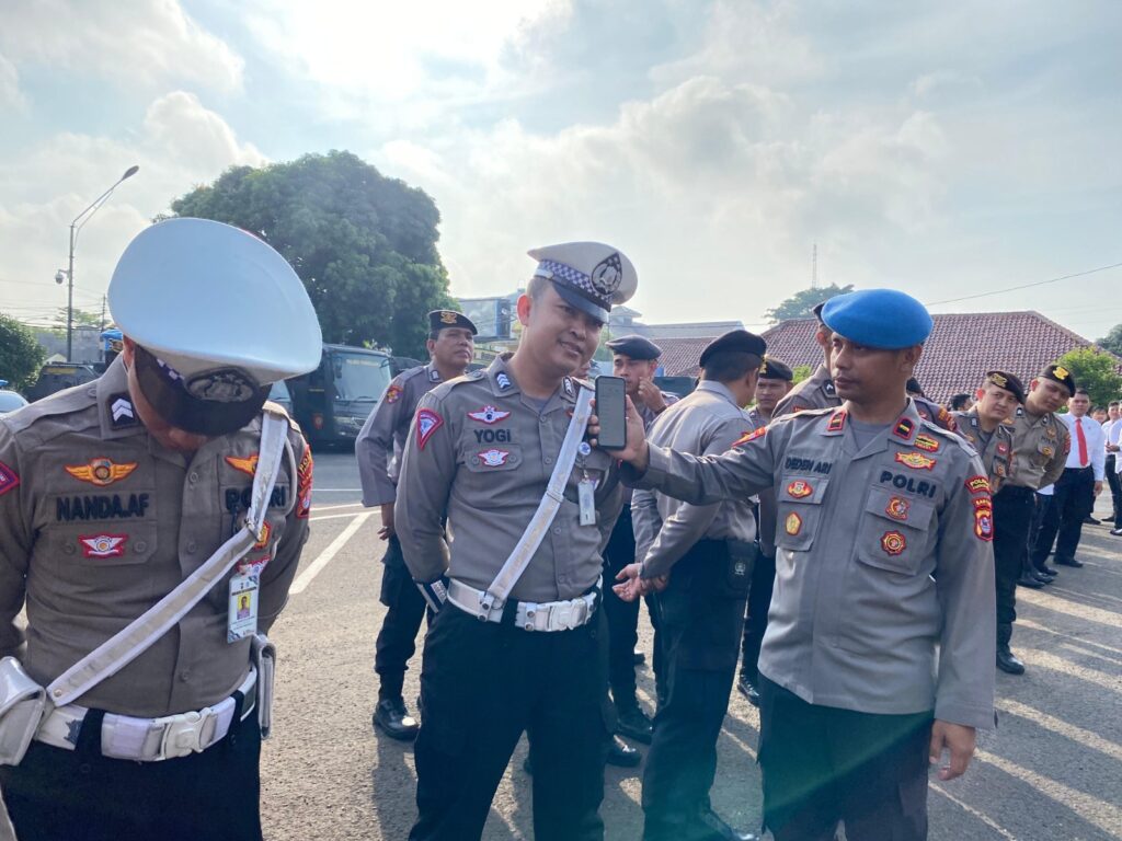 Sipropam Polres Pandeglang Lakukan Pemeriksaan Gadget untuk Antisipasi Aplikasi Berdampak Buruk bagi Personel 8 WhatsApp Image 2024 04 29 at 08.16.50