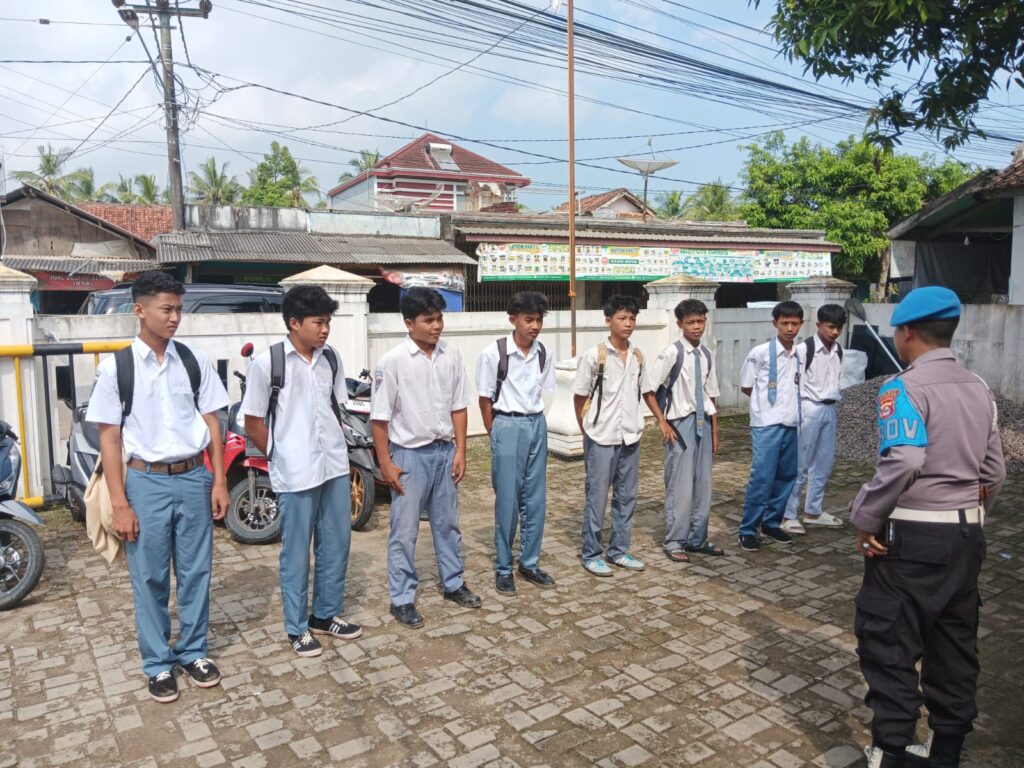 Polsek Pagelaran Polres Pandeglang Amankan Siswa SMK yang Diduga Bolos Saat Jam Pelajaran 7 WhatsApp Image 2024 04 29 at 10.35.06