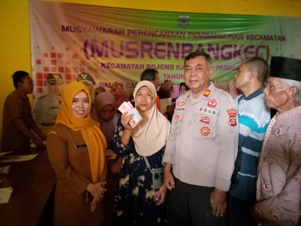 Polsek Bojong Berikan Pengamanan Penyaluran Bansos Sembako dan PKH Tahap II Tahun 2024 1 WhatsApp Image 2024 04 29 at 10.38.11