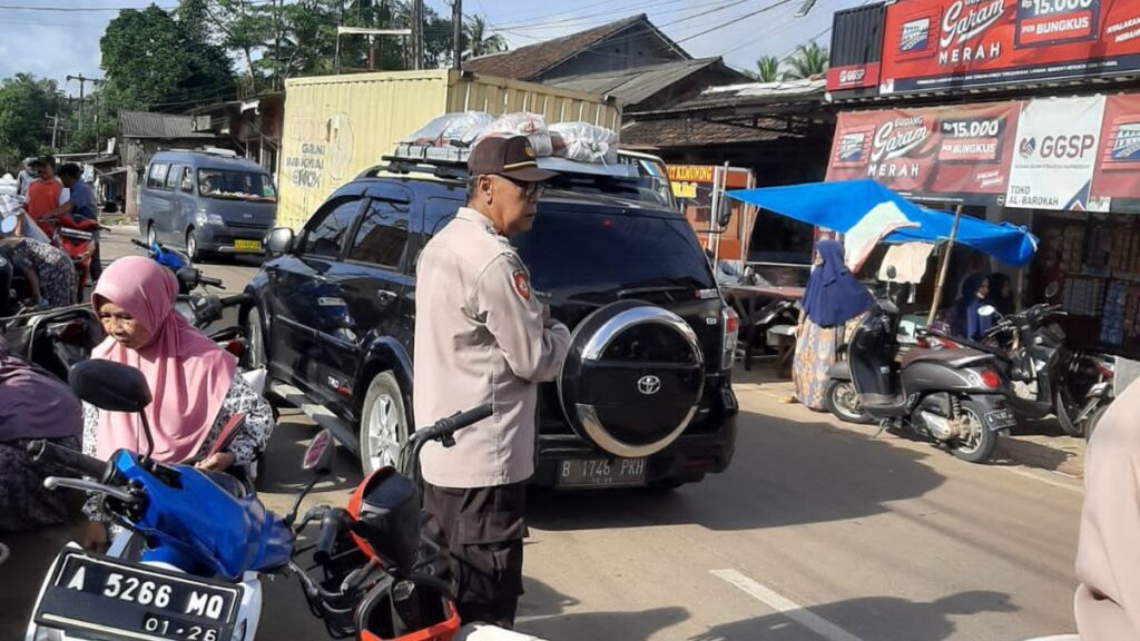 Kapolsek Bojong, AKP Kuswana, Melakukan Pengaturan Lalu Lintas di Pasar Bojong 2 WhatsApp Image 2024 04 29 at 10.39.08