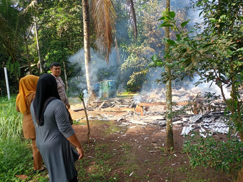 Polsek Bojong Polres Pandeglang Bantu Proses Evakuasi Kebakaran Rumah di Desa Bojong 3 WhatsApp Image 2024 04 29 at 11.53.04