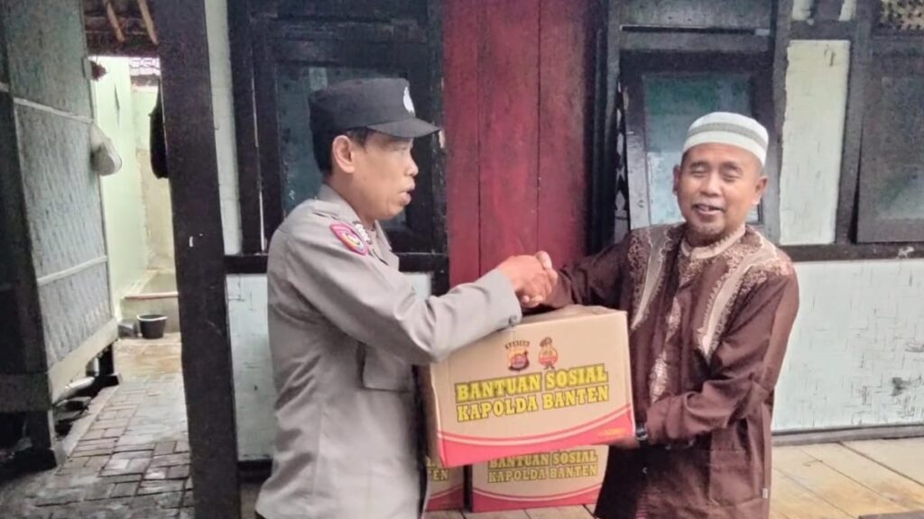 Bhabinkamtibmas Polsek Pandeglang Salurkan Bantuan Sembako kepada Ponpes Mitahul Bayan 4 WhatsApp Image 2024 04 29 at 22.55.34