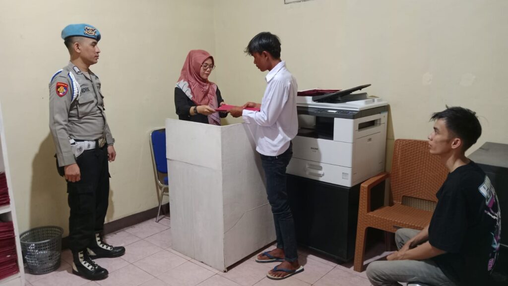 Piket Pelayanan SPKT Polsek Saketi Terus Berupaya Memberikan Pelayanan Prima kepada Masyarakat 7 WhatsApp Image 2024 04 29 at 23.08.30