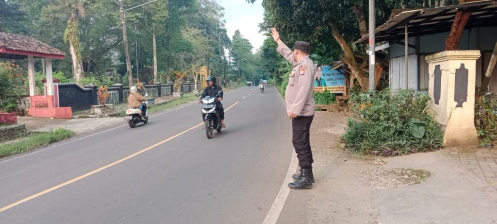 Polsek Saketi Rutin Gelar Kegiatan Gatur untuk Ciptakan Kamtibcarlantas yang Aman dan Nyaman 8 WhatsApp Image 2024 04 29 at 23.08.52