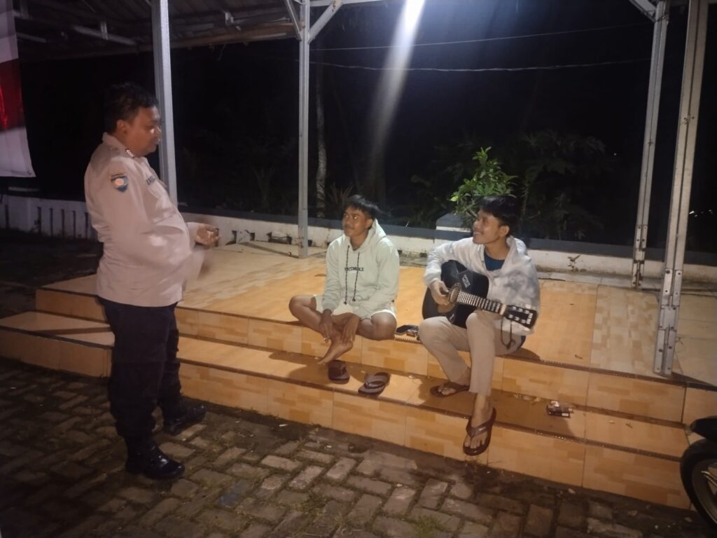 Polsek Saketi Lakukan Patroli Dialogis untuk Antisipasi Gangguan Kamtibmas 9 WhatsApp Image 2024 04 29 at 23.09.05