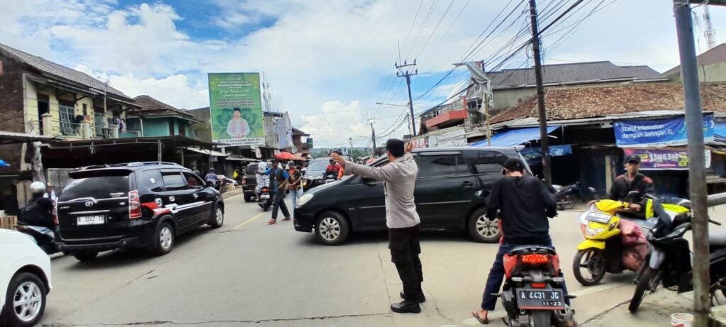Personil Polsek Cimanuk Turut Serta dalam Pengaturan Lalu Lintas untuk Mengurangi Kemacetan 10 WhatsApp Image 2024 04 29 at 23.24.29