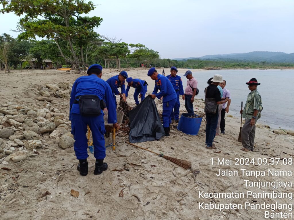 Satpolair Polres Pandeglang Bersinergi dengan Keluarga Besar Tanjung Lesung dalam Membersihkan Pesisir Pantai 3 IMG 20240501 WA0005