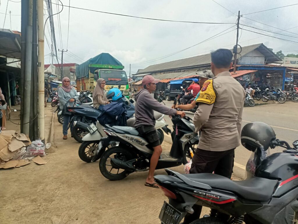 Anggota Polsek Cibaliung Laksanakan Sambang kepada Warga Masyarakat 2 IMG 20240501 WA0022