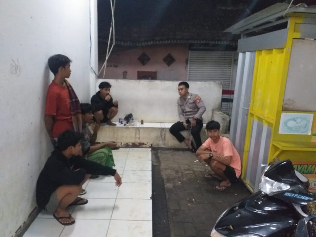 Piket SPKT Polsek Mandalawangi Lakukan Patroli dan Sambang, Tingkatkan Komunikasi untuk Cegah 3C 7 IMG 20240501 WA0027