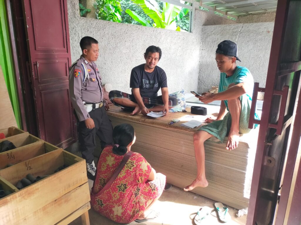 Kanit Provos Polsek Pagelaran Melaksanakan Giat Sambang ke Desa Pagelaran 5 IMG 20240501 WA0029