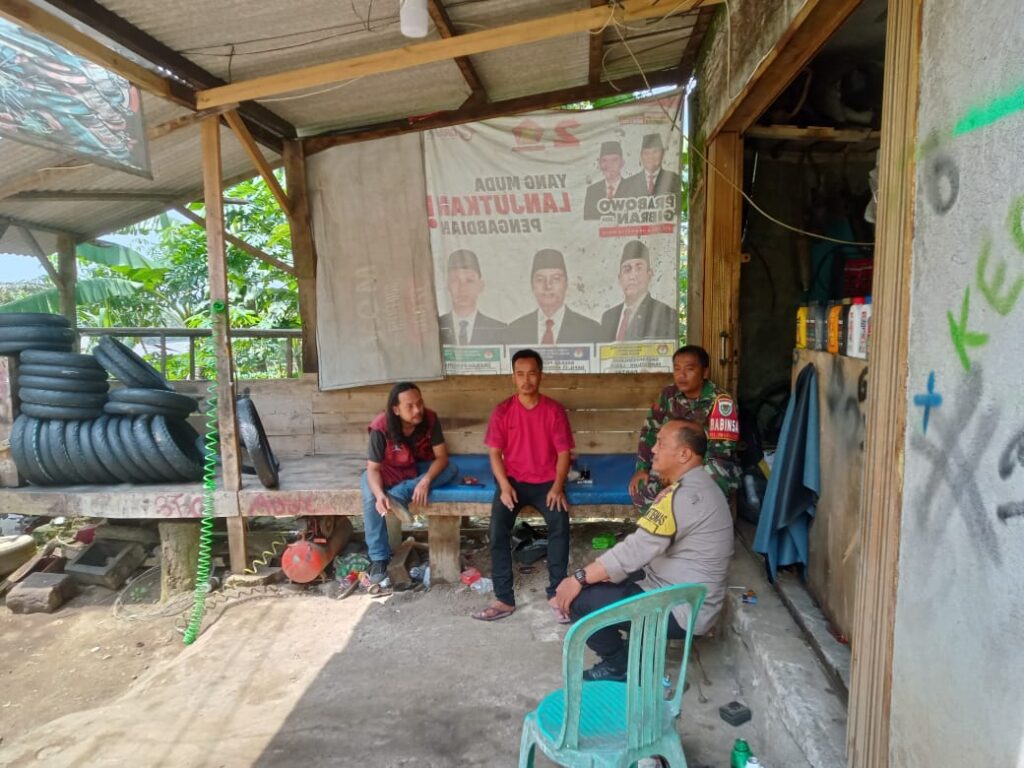 Bhabinkamtibmas Polsek Pandeglang Terus Membangun Kemitraan dengan Warga di Kp. Campuraksanta, Kel. Pagerbatu 3 WhatsApp Image 2024 05 01 at 19.19.27