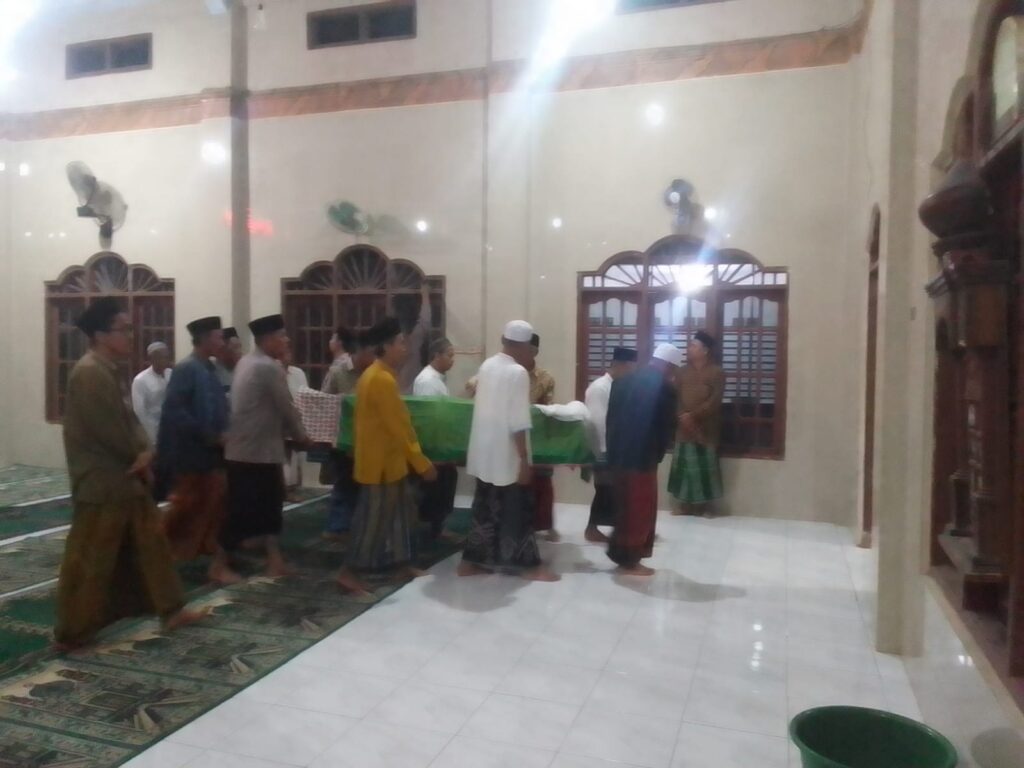Kapolsek Menes Polres Pandeglang Memberikan Ta'ziah atas Meninggalnya Warga Kampung Pasir Sepat Desa Purwaraja 4 WhatsApp Image 2024 05 04 at 10.38.21