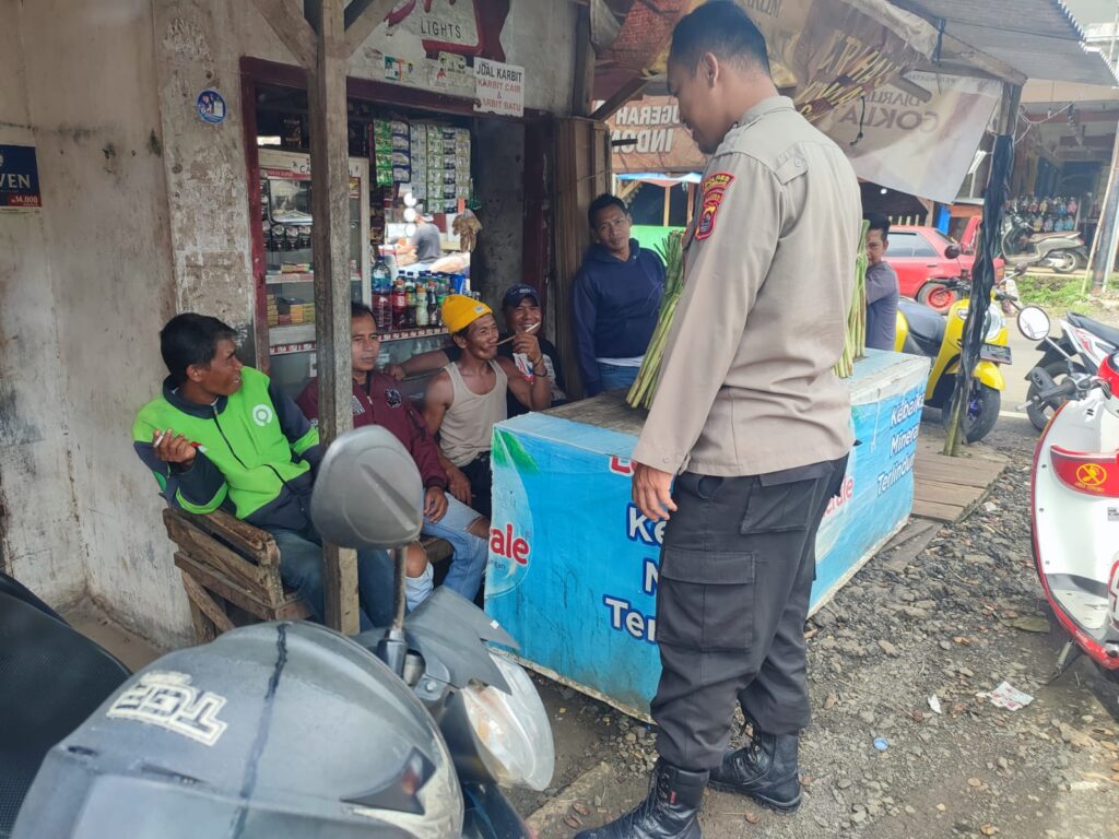 Polsek Cibaliung, Polres Pandeglang: Melaksanakan Door to Door Sistem untuk Menjalin Keakraban dan Menyerap Informasi Masyarakat 3 WhatsApp Image 2024 05 04 at 10.43.02