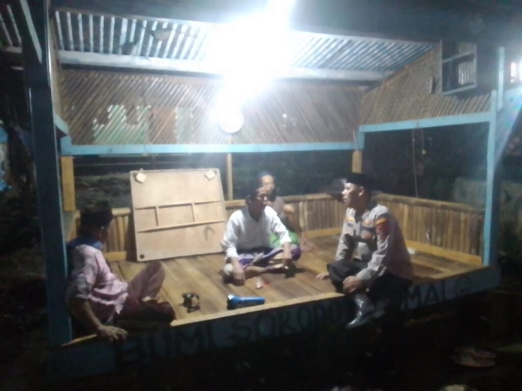 Kapolsek Menes Polres Pandeglang Sambangi Pos Kamling dan Berikan Pembinaan kepada Warga 2 WhatsApp Image 2024 05 04 at 11.08.07