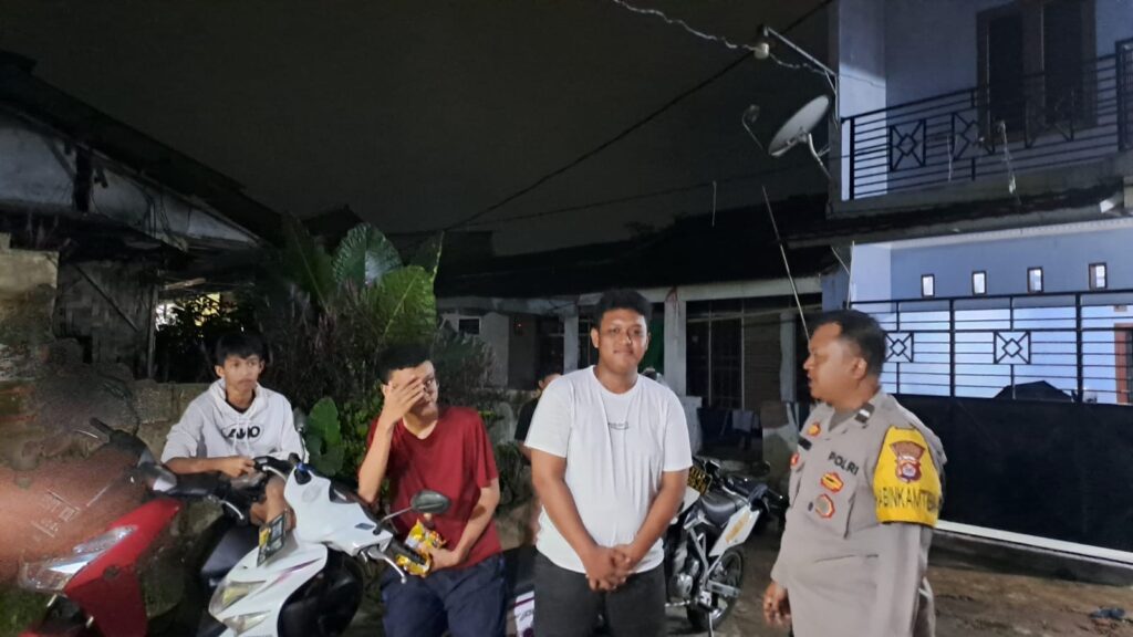 Bhabinkamtibmas Polsek Cadasari Kunjungi Kelurahan Cigadung untuk Mempererat Hubungan dengan Masyarakat 1 WhatsApp Image 2024 05 04 at 11.53.14
