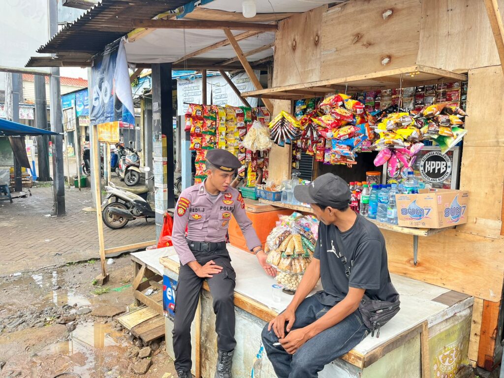 Personil Sat Samapta Polres Pandeglang Memberikan Edukasi kepada Pedagang Keliling untuk Mencegah Tindak Kriminal 8 WhatsApp Image 2024 05 06 at 18.35.46