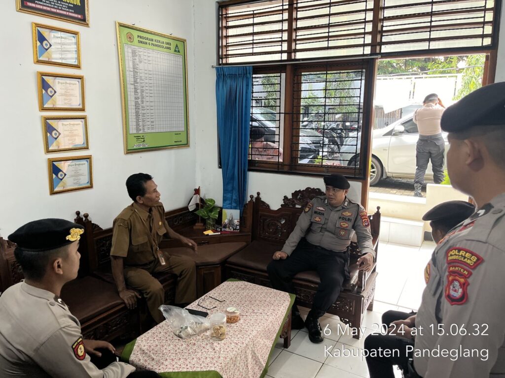 Sat Samapta Polres Pandeglang Lakukan Patroli Dialogis di SMA 6 Pandeglang 10 WhatsApp Image 2024 05 06 at 18.35.56