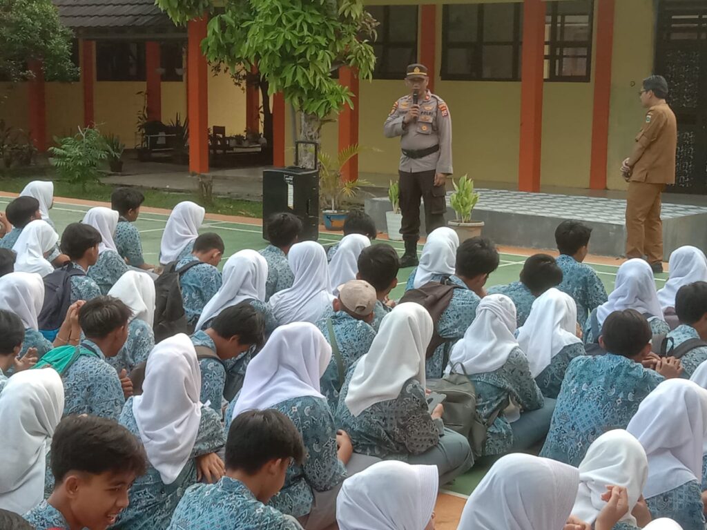 Polsek Carita Menjaga Keamanan dan Ketertiban Kelulusan Siswa-siswi SMA N 15 Pandeglang 5 WhatsApp Image 2024 05 06 at 18.37.19
