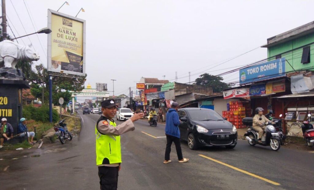 Polsek Cadasari Cegah Kemacetan dengan Pengaturan Lalu Lintas di Depan Pasar Cadasari 6 WhatsApp Image 2024 05 06 at 18.57.45