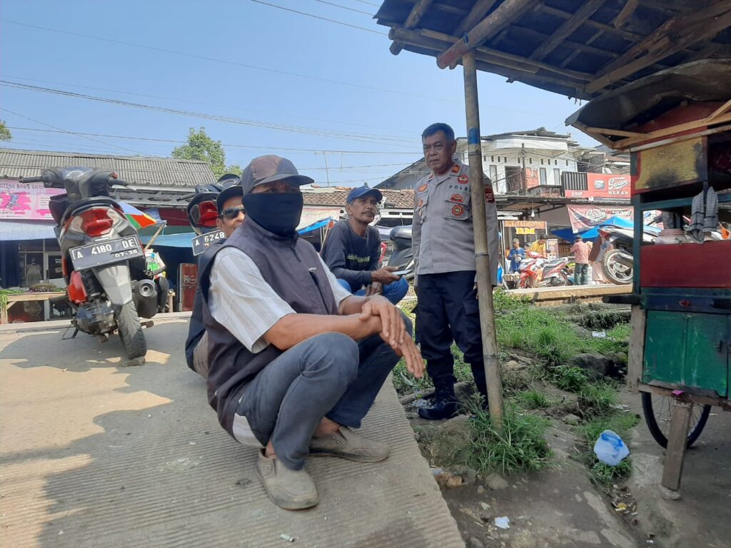 Kapolsek Bojong Polres Pandeglang Jalin Silaturahmi dengan Para Tukang Ojek Pangkalan 4 WhatsApp Image 2024 05 07 at 09.51.52