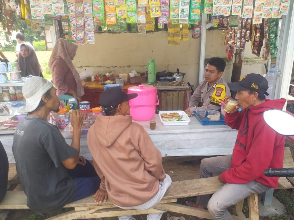 Bhabinkamtibmas Polsek Menes Sambangi Warga Binaan di Desa Menes 1 WhatsApp Image 2024 05 07 at 13.55.18