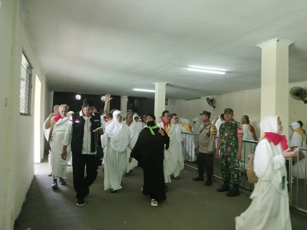 Bhabinkamtibmas Polsek Pandeglang Awasi Pelaksanaan Manasik Haji Reguler di Kabupaten Pandeglang 4 WhatsApp Image 2024 05 07 at 18.24.11