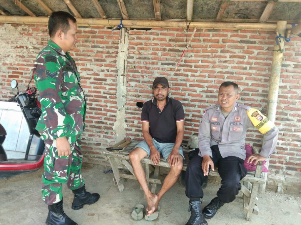 Bhabinkamtibmas Polsek Cikeusik Sambangi Pedagang di Desa Sukamulya Kecamatan Cikeusik 6 WhatsApp Image 2024 05 07 at 18.41.58