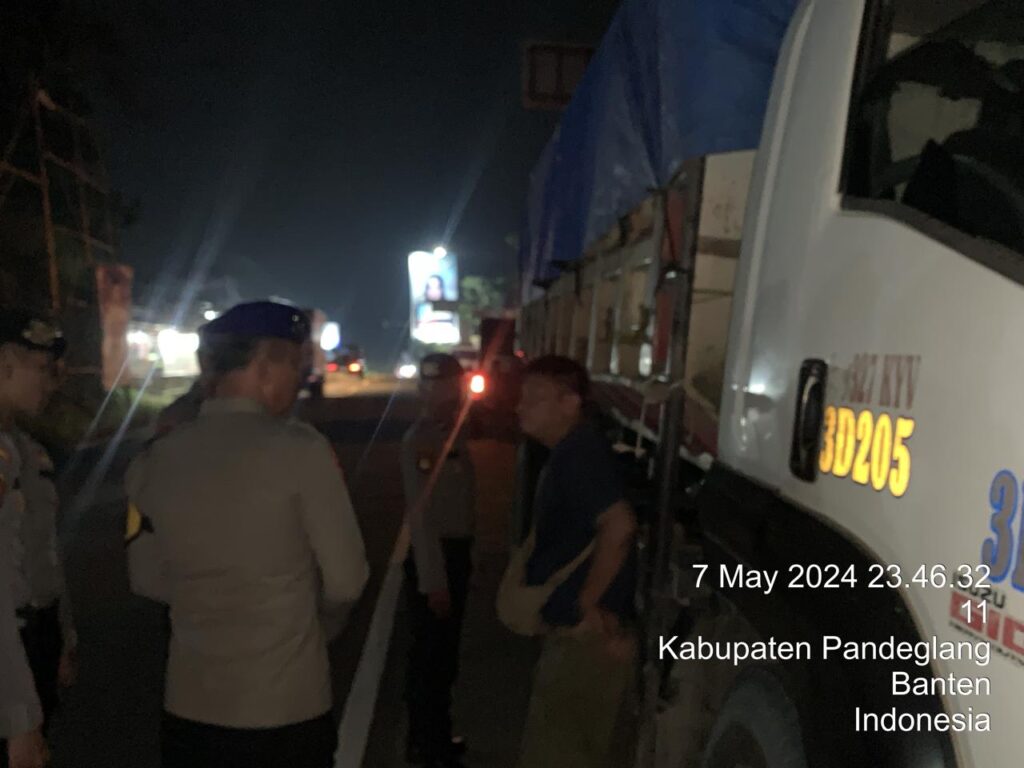 Penertiban Angkutan Barang Berlebihan oleh Sat Samapta Polres Pandeglang 1 WhatsApp Image 2024 05 08 at 05.59.40
