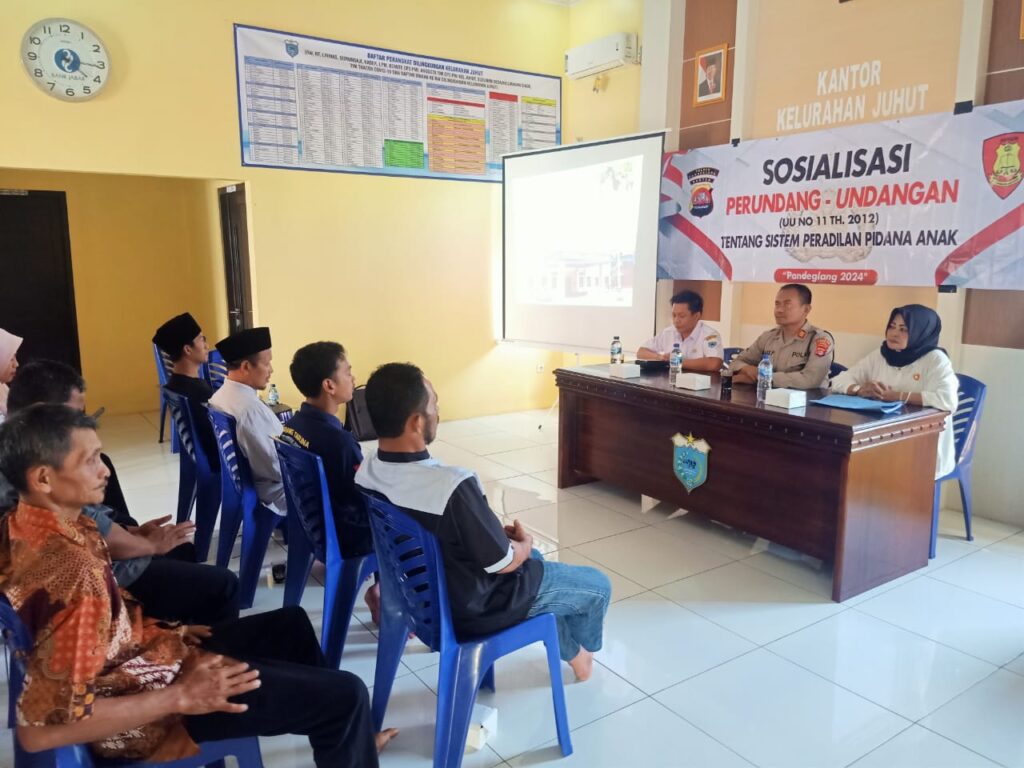 Kapolsek Cadasari Sosialisasikan Peradilan Pidana Anak di Kantor Kelurahan Juhut 1 WhatsApp Image 2024 05 08 at 10.14.58